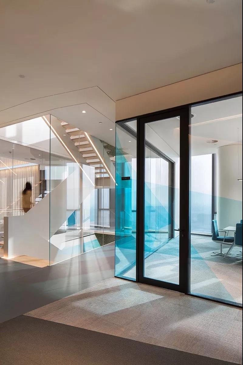 色彩辦公室玻璃隔斷實(shí)景圖