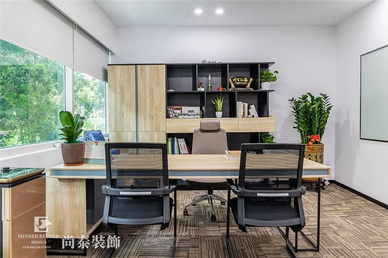 物業(yè)管理公司總經(jīng)理辦公室裝修實(shí)景圖