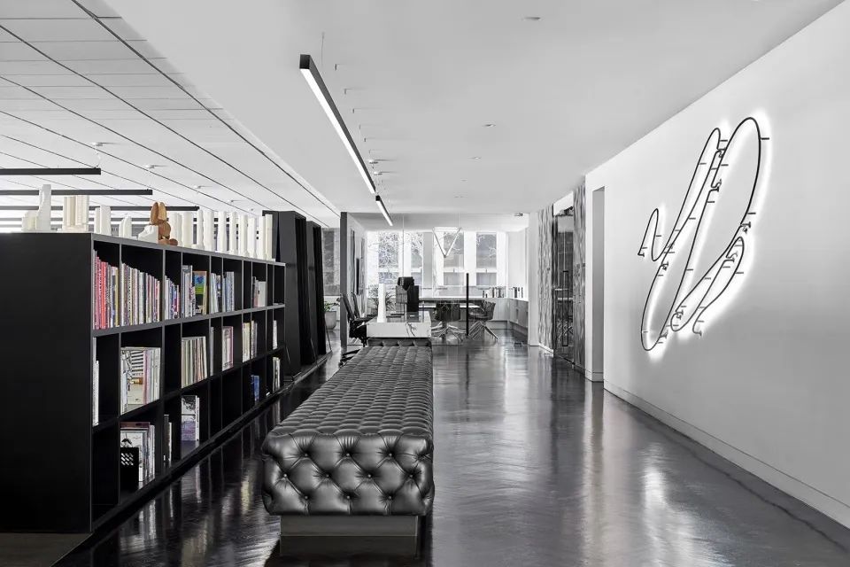 黑白辦公室休閑區(qū)設(shè)計(jì)效果圖