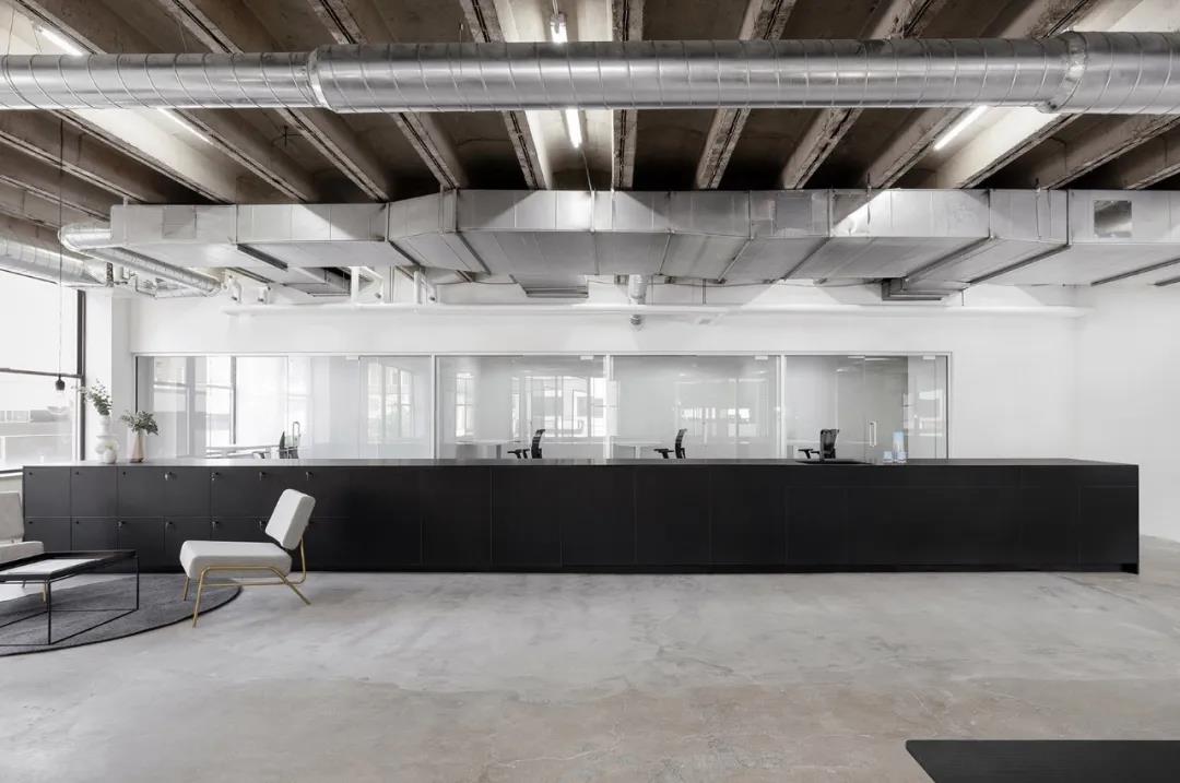 黑色網(wǎng)格屏風辦公室裝修圖片