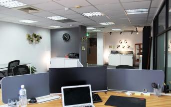 辦公室裝修效果圖：改造前后大不同！美感、效率兼顧的美式休閑辦公室