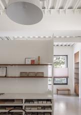 辦公室裝修公司：工作與生活的完美結合！復層建筑里辦公空間與選物店混搭，讓異材質(zhì)激發(fā)創(chuàng)作靈感