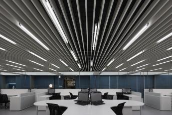 辦公室裝修中調(diào)整動線加入色彩，打破冰冷辦公印象