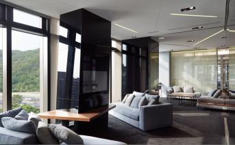 辦公室裝修設計:超豪華紅酒吧臺、遠眺綠意山景！讓人立刻想投簡歷的辦公室設計