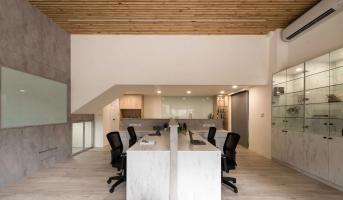 深圳辦公室裝修設(shè)計:木質(zhì)北歐風(fēng)的辦公室！上班也能盡享充沛采光與窗外綠意