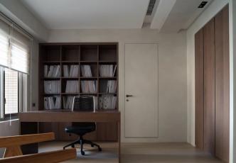 現(xiàn)代風共享辦公室，透明玻璃書墻區(qū)隔空間、分享采光成空間焦點