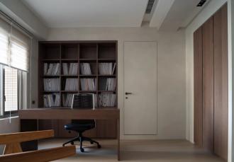 現(xiàn)代風共享辦公室，透明玻璃書墻區(qū)隔空間、分享采光成空間焦點