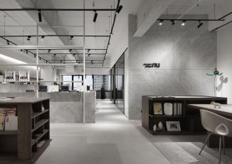 時尚裸設計無限延伸 玻璃、層板展示收納創(chuàng)造簡約現(xiàn)代工作室 